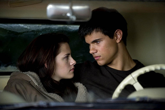 Lautner a Kristen Stewart ve filmu Twilight sága: Nový měsíc