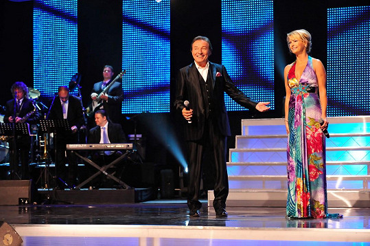 Karel Gott a Iveta Bartošová se pravidelně potkávali na pódiu.