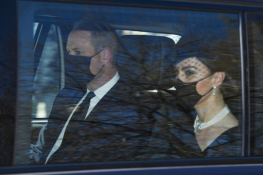 Budoucí král William a jeho manželka cestou na pohřeb prince Philipa. Kate na sobě měla stejný náhrdelník jako při loučení s královnou Alžbětou II.