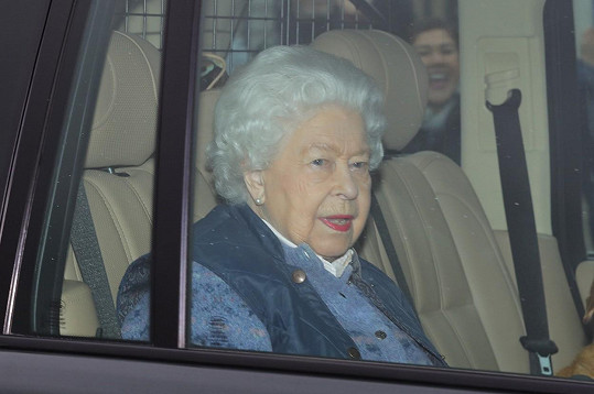 Alžběta II. odjela z Londýna. Poděkovala všem, kdo bojují proti koronaviru.