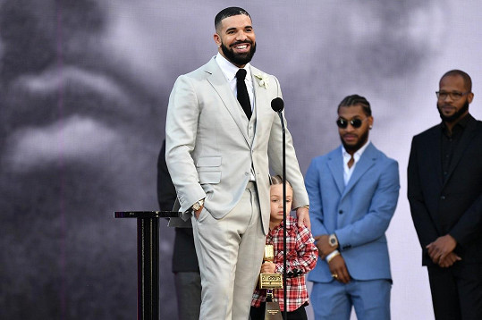 Drake vzal na pódium syna Adonise. 