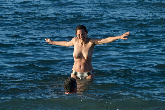 Marion Cotillard si vystačí jen se spodním dílem plavek.