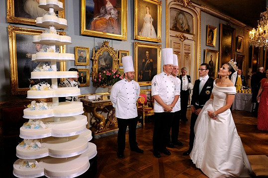 Svatební dort švédské korunní princezny Viktorie měl neskutečných jedenáct pater. Poslední se již do záběru nevešlo...