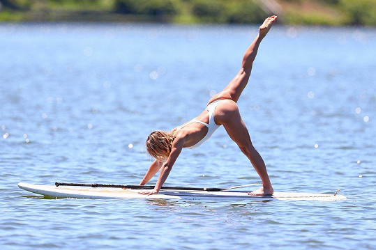 Ashley Hart jde jóga na paddleboardu pěkně. 