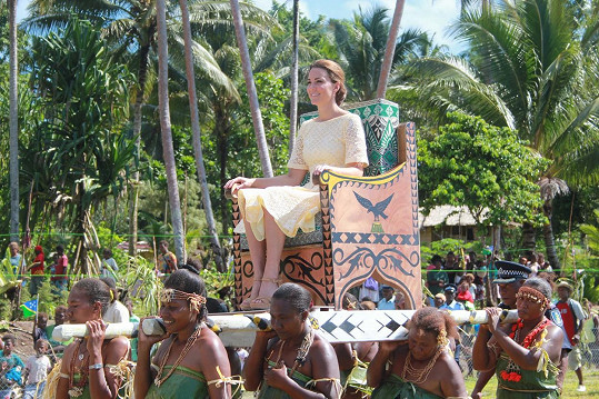Návštěva Šalamounových ostrovů (září 2012). Kate opět ve středu pozornosti.