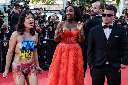 Nahá žena vběhla mezi celebrity na červený koberec v Cannes.