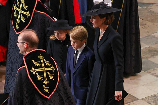 Starší potomci prince a princezny z Walesu na pohřbu prababičky. Nejmladší Louis chyběl.