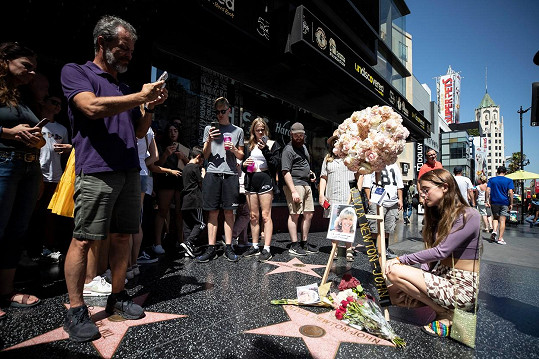 Fanoušci nosí květiny k hereččině hvězdě na chodníku slávy v Hollywoodu.