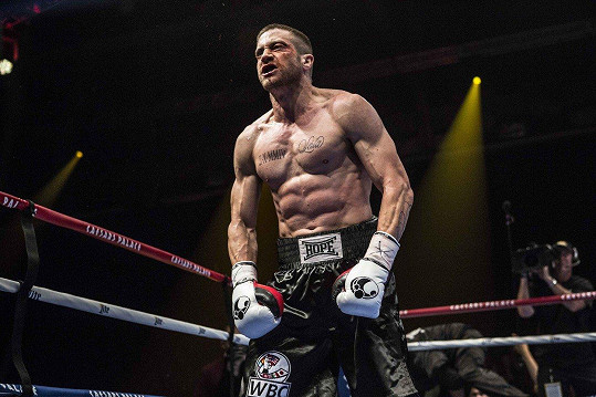 V boxerském filmu Bojovník (2015) vypadal fantasticky. 