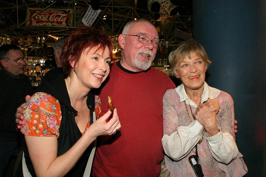 Jaroslav Hanuš s herečkami Ilonou Svobodovou a Lubou Skořepovou na projekci seriálu Příkopy (2007)