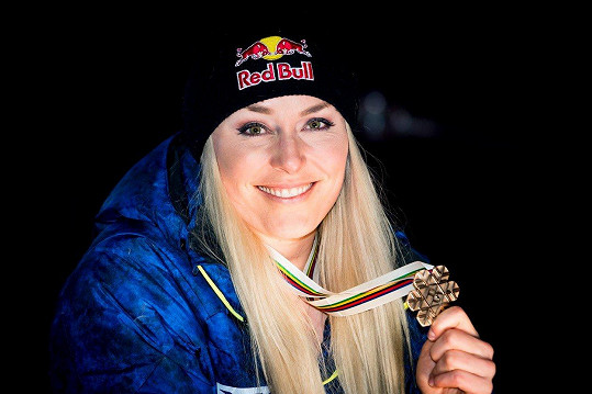 Lindsey Vonn s bronzovou medailí za sjezd, kterou získala na světovém šampionátu v lyžování ve švédském Aare. Byl to poslední závod její kariéry.