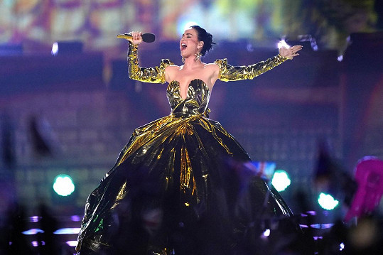 Katy Perry na korunovačním koncertu pro Karla III. a jeho ženu Camillu.
