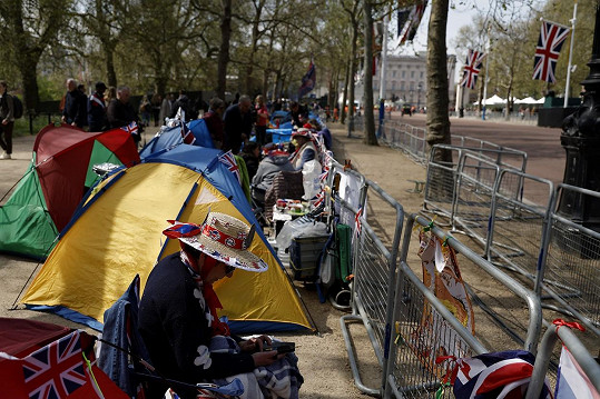 Korunovace proběhne 6. května. Už dva dny předtím lidé kempovali před Buckinghamským palácem.