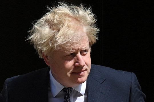 Vlasy děvčátka lidé přirovnávají například k Borisi Johnsonovi.