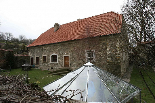 Nabídková cena bývalého domu Petra Hapky, nacházejícího se v údolí Zákolanského potoka, byla na jaře patnáct a půl milionu. Dům byl nakonec nedávno prodán.
