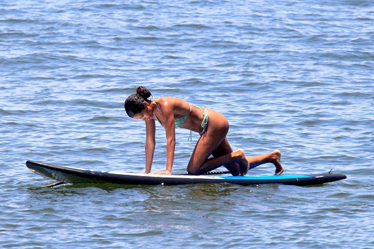 Tina Kunakey si vyzkoušela paddleboard.