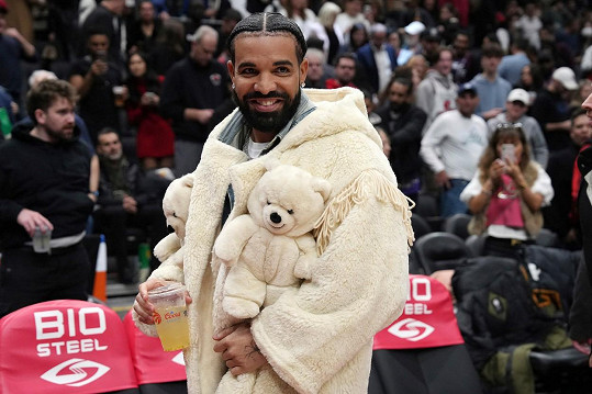 Drake dorazil na zápas v kabátě s plyšáky. 