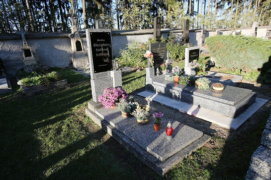 Rodinný hrob v Újezdu u Svatého Kříže