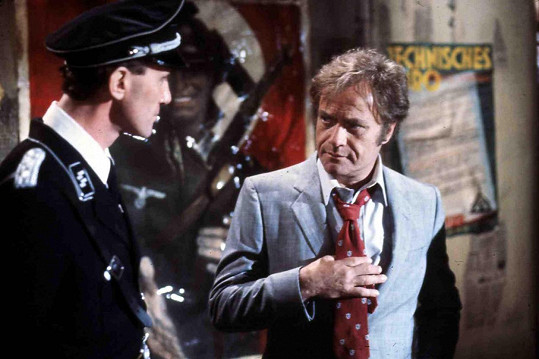 Vic Morrow (vpravo) ve filmu Zóna soumraku, který se stal osudným jemu a dvěma jeho dětským kolegům. Zahynuli při nehodě helikoptéry.