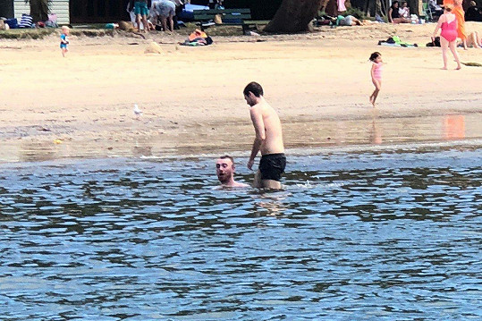 Sam Smith a Brandon Flynn na pláži v Sydney