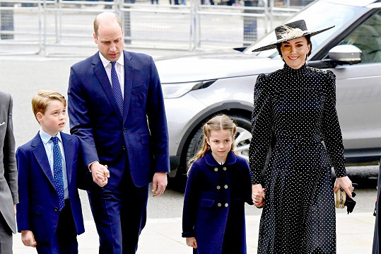 Vévoda a vévodkyně z Cambridge, William a Kate, dorazili se synem Georgem a dcerou Charlotte. Nejmladší Louis nebyl k vidění.