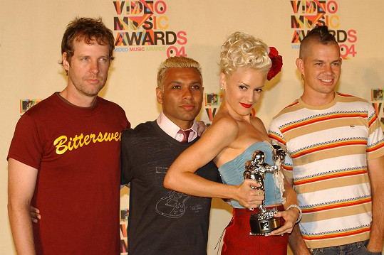 Kapela No Doubt v roce 2004. Zleva Tony Kanal, Tom Dumont, Adrian Young a Gwen Stefani