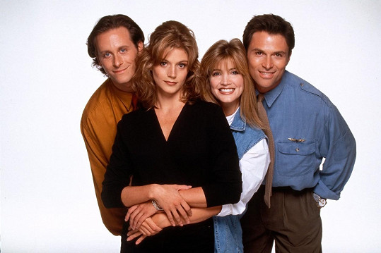 Zleva Steven Weber, Farrah Forke, Crystal Bernard, Tim Daly, kolegové ze seriálu Křídla (1993)