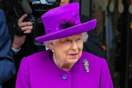 Královna odjela na hrad Windsor.