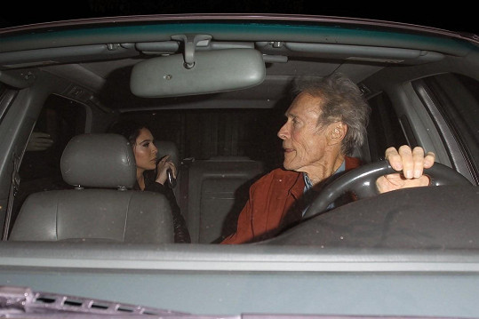 Noor Alfallah s Clintem Eastwoodem v roce 2019