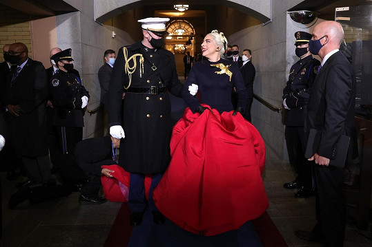 Lady Gaga na inauguraci prezidenta Bidena oblékla šaty značky Schiaparelli.