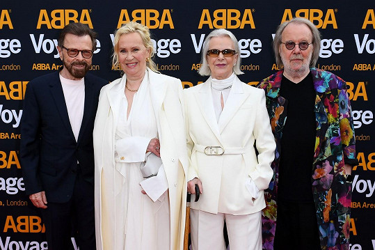 Björn Ulvaeus, Agnetha Fältskog, Anni-Frid Lyngstad a Benny Andersson se všichni společně sešli po 36 letech. Poslední vystoupení proběhlo v televizi v roce 1986.