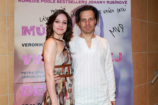 Režisér Martin Dolenský s Veronikou Kubařovou na fotce z roku 2012