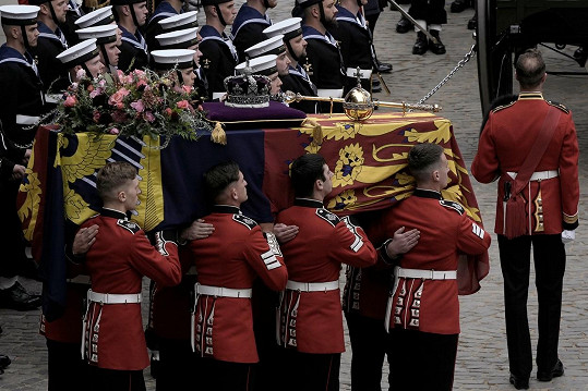 Rakev s ostatky královny Alžběty II. při převozu do Westminsterského opatství