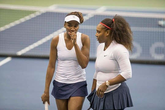 Serena Williams se sestrou Venus. Zápas prohrály.