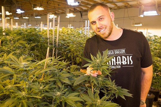 Tyler Dooley je velkopěstitelem marihuany.