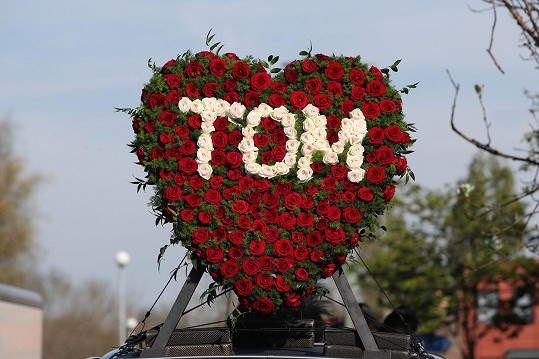 Květinovou výzdobu kromě jiného tvořilo velké srdce s nápisem Tom.