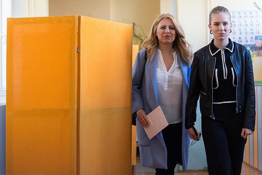 Zuzana Čaputová s dcerou Emmou během prezidentských voleb 2019.