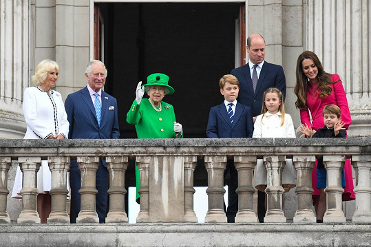 Rodina zdraví lid z balkonu Buckinghamského paláce: zleva vévodkyně Camilla, princ Charles, královna Alžběta II., princ George, princ William, princezna Charlotte, vévodkyně Kate a princ Louis