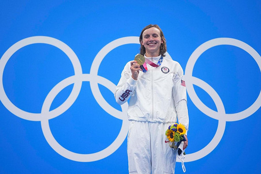 Příbuzná Ester Ledecké, plavkyně Katie Ledecká se zlatou medailí na krku. Ty geny se prostě nezapřou.