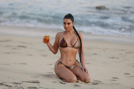 Kim Kardashian předvedla křivky v bikinách. 