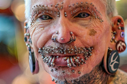 Rolf Buchholz je světovým rekordmanem v počtu piercingů na těle. 