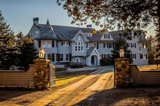 John Travolta prodává své panství v Maine.