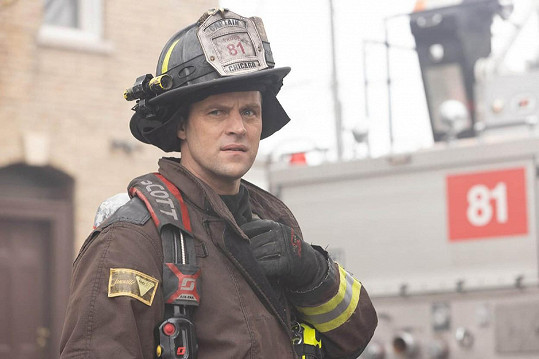Jesse Spencer v seriálu Chicago Fire (2021). Kvůli roli hasiče na sobě zamakal.
