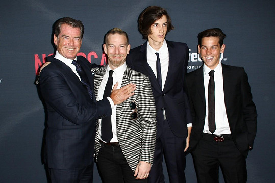 Herec a jeho synové (zleva) Sean, Dylan a Christopher