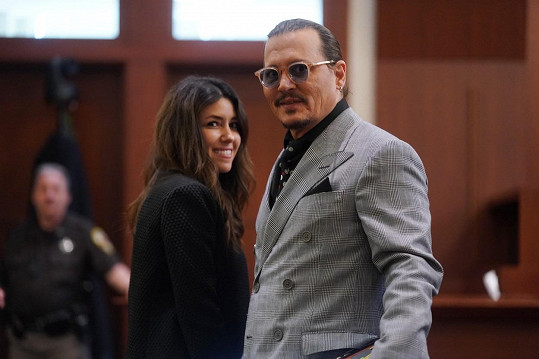 Johnny Depp se svou právničkou Camille Vasquez u soudu ve Virginii