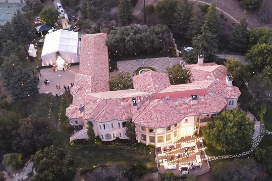 Svatba se konala v jejich rezidenci v Thousand Oaks v Kalifornii.
