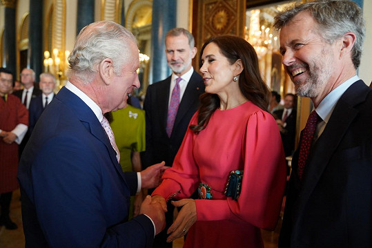 Král Karel III. vítá přítomné státníky