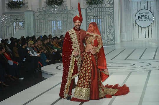 Svatební oblečení pro nevěstu a ženicha od návrháře Hiba Asima.