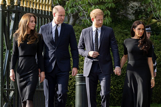 Společně s princem Williamem a jeho ženou Kate v sobotu před Windsorem