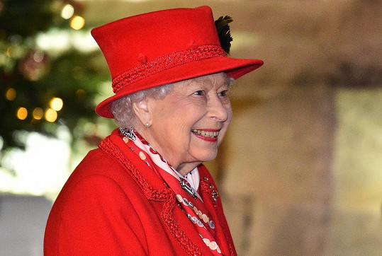 Královna Alžběta se těší na další pravnouče. 